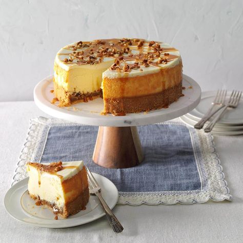 Caramel Pecan Desserts, Caramel Pecan Cheesecake Recipes, Butter Pecan Cheesecake Recipe, Fall Cheesecake, Pecan Cheesecake Recipes, Butter Pecan Cheesecake, Christmas Cheesecake Recipes, Thanksgiving Cheesecake, Caramel Pecan Cheesecake