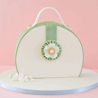 My version on how to make a purse cake is finally here! I have a few tips that I want to share before we get started. My purse cake is rather high. So it might be a little difficult to move it around once it’s placed on the cake board. If you should need to … Purse Cupcakes, 30th Birthday Cake For Women, Write Name On Cake, Make A Purse, Birthday Cake Write Name, Handbag Cakes, Birthday Cake Writing, Purse Cake, 30 Birthday Cake