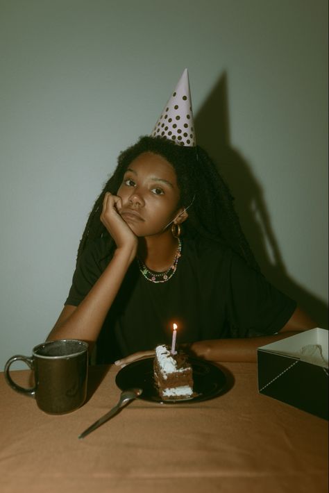 Birthday Shoot At Home Ideas, At Home Photoshoot Birthday, Cinematic Photography Black Women, Earthy Birthday Photoshoot, 90s Photoshoot Ideas Birthday, Simple Birthday Shoot Ideas At Home, Birthday Photoshoot Ideas Cake, Virgo Birthday Photoshoot, Home Birthday Photoshoot Ideas