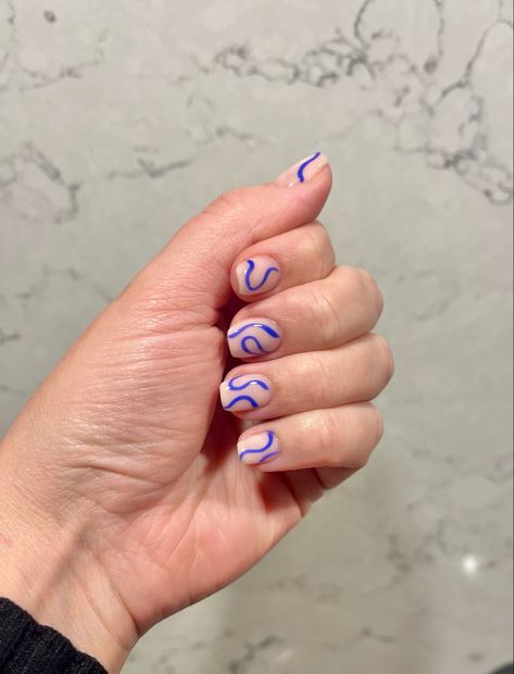 Single Accent Nail, Easy Abstract Nails, Rainbow Squiggle Nails, Wiggly Line Nails, Nails With Squiggles, Blue Squiggle Nails, Blue Line Nails, Blue Abstract Nails, Squiggly Nails