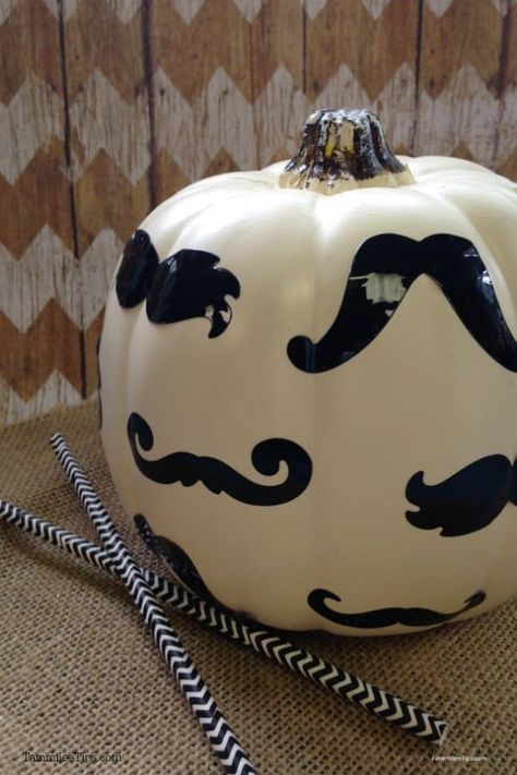 Super easy DIY Mustache Pumpkin for Halloween! This is a great Halloween craft the entire family will enjoy. Fun Diy Halloween Costumes, Diy Mustache, Halloween Drink Recipes, Diy Family Halloween Costumes, Halloween Treats Recipes, Paint A Pumpkin, Halloween Costumes You Can Make, Halloween Recipes Drinks, Pumpkin Carving Halloween