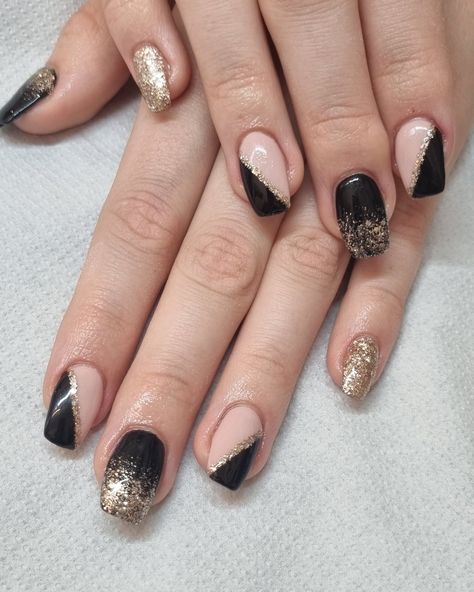 Gold Nail Extensions, Black Tie Event Nails, Black And Gold Nail Art, Prom Nails Black, Sparkly Gel Nails, Nails Black And Gold, Ring Nails, Matte Black Nails, Gold Nail Art