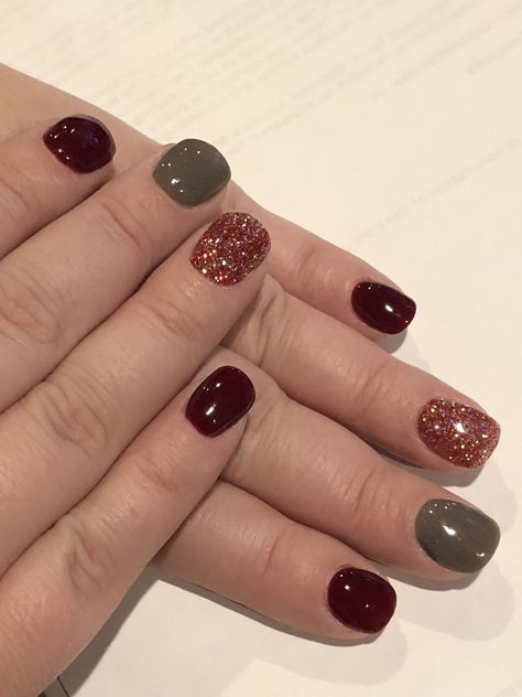 Thanksgiving Nails Gel Simple, October Dipped Nails Ideas, Thanksgiving Nails Fall Acrylic, Thanksgiving Gel Nails Designs, November Nails Thanksgiving, October Inspired Nails, Dip Nail Ideas Thanksgiving, Nail Colors For October, Thanksgiving Nails Short Natural