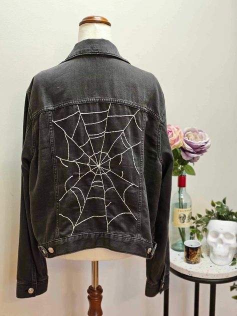 Halloween Jean Jacket, Halloween Denim Jacket, Spiderweb Jacket, Punk Jean Jacket, Customizing Clothes, Spiderweb Embroidery, Alt Diy, Jean Jacket Design, Denim Jacket Embroidery