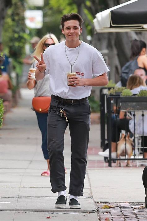 ...GIRL POWER OVERCAME HA! Brooklyn Beckham Channeled His Inner Spice Girl And Holy Shit, He Looks Just Like Posh Dickies Outfit, Minimal Stil, Paris Ootd, 90s Fashion Men, Brooklyn Beckham, Thrifted Outfits, Mens Outfit Inspiration, Mens Fashion Streetwear, Workwear Fashion