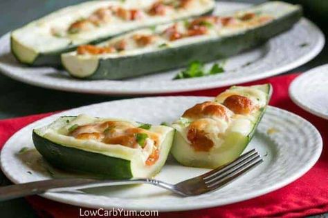 Zucchini Pizza Boats - Gluten Free | Low Carb Yum Zucchini Pommes, Zucchini Pizza Boats, Pizza Boats, Zucchini Pizza, Zucchini Pizzas, Low Carb Side Dishes, Healthy Pizza, Healthy Veggies, Low Carb Dinner Recipes