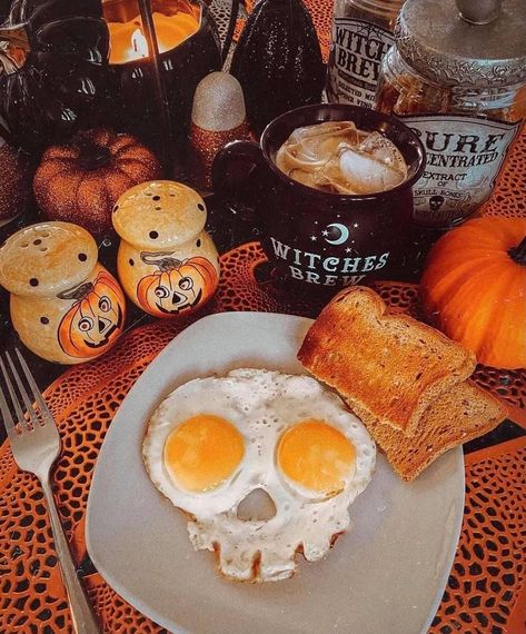 Halloween Breakfast, Think Food, Fall Halloween Decor, Julia Child, Fete Halloween, Halloween Season, Halloween Treats, Spooky Halloween, Favorite Holiday