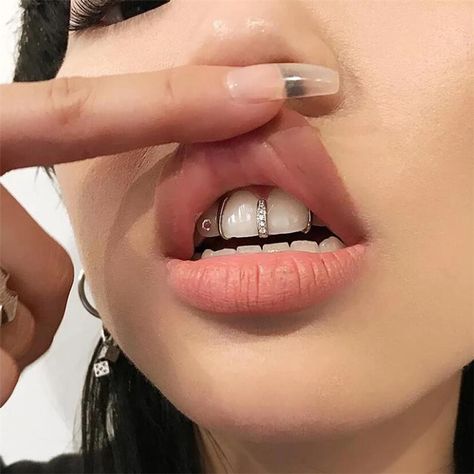 Gap Grillz, Fitness Outfits Gymwear, Piercing Surface, Girl Grillz, Piercing Face, Grillz Teeth, Gold Grillz, Gap Teeth, Tooth Gem