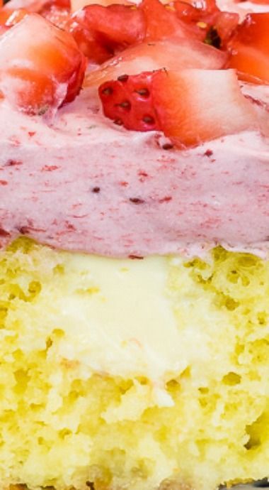 Lemon Strawberry Poke Cake Lemon Sheet Cake, Cake Poke, Strawberry Poke Cake, Strawberry Poke Cakes, Poke Recipe, Cake With Strawberry, Dump Cakes, Cake Strawberry, Poke Cake Recipes