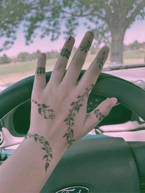 Hand Sharpie floral design Hand Sharpie Tattoo, Leg Doodles Sharpie, Cool Hand Doodles, Hand Doodles Sharpie, Arm Doodles Sharpie, Sharpie Hand Doodles, Things To Draw On Your Hand, Sharpie Hand Art, Stuff To Draw On Your Hand