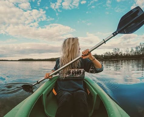 Instagram: dreaming_outloud Kayaking Pictures, Kayak Pictures, Hailey Miller, Kayaking Outfit, Summer Instagram Pictures, Vacation Pictures, Love Others, Lake Life, Nature Girl