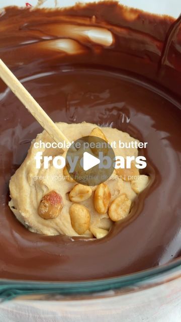 Erin Silberman on Instagram: "Chocolate Peanut Butter Froyo Bars   •Follow @seriousfoodfetish for more recipes, restaurant recs & food trends•  It’s still summer which means I’m still craving ice cream every 3 seconds, so I decided to come up with a healthier version for when that sweet craving hits. These froyo bars are made with greek yogurt so they have a nice amount of protein, creamy peanut butter & crunchy salted peanuts, and are coated in chocolate. These are the perfect thing to keep in the freezer!  Ingredients •1.5 C 5% greek yogurt •1 C creamy peanut butter (runny peanut butter is better) •3 T honey •20 oz. chocolate chips •2 t avocado or coconut oil •½ C roasted salted peanuts + more for topping •9 popsicle or candy apple sticks  Recipe 1. In a large bowl, stir the yogurt, pean Apple Sticks Recipe, Peanut Butter Yogurt Ice Cream, Froyo Bar, Frozen Peanut Butter Yogurt Bites, Peanut Butter Chocolate Chip Frozen Yogurt Bars, Healthy Peanut Butter Frozen Yogurt, Frozen Yogurt Peanut Butter Chocolate, Craving Ice Cream, Peanut Butter Honey