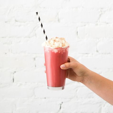 We Made a Red Velvet Iced Coffee With Cream-Cheese Whipped Cream and It’s Delicious via Brit + Co Red Velvet Latte, Red Velvet Hot Chocolate, Coffee Aesthetics, Caffeine Drinks, Bulletproof Coffee, Green Coffee Bean, Coffee Uses, Eat Fat, Latte Recipe