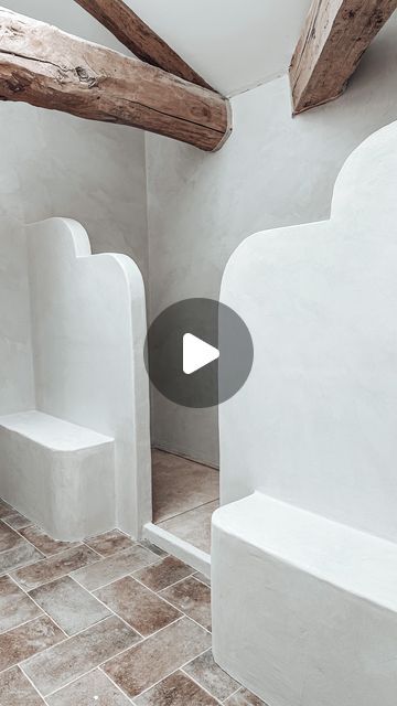 Paul Barnier on Instagram: "Collaboration commerciale rémunérée avec @harmony_beton  Trop trop trop fan de la salle de bain toute en béton ciré de nos rêves !  Application pépite et trop fan de la couleur BC02 un blanc / beige clair juste 🥰 Pour ceux qui sont chaud de faire du béton ciré j’espère que cette vidéo vous donnera encore plus envie de vous lancer 🫸🏼🫷🏼 On arrive au bout de cette salle de bain et on a vraiment hâte, même si la déjà on est FAN !   Avec mon code PAUL15 vous avez -15% jusqu’au 25/04 inclus pour les commandes en France 🇫🇷   Alors, vous, cette salle de bain, elle vous plaît ?!  #grange #grangereno #reno #renovation #teamreno #teamrenovation #hangar #usine #ferme #travaux #betoncire #betonciré #salledebain" Industrial House, Salle De Bain, House Design, Shower, Design