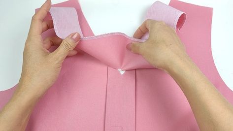 How To Sew Collar Pattern, Collar Designs Women, Designer Tops For Women Classy, Women Blouses Fashion Classy, Collar Tutorial, Sewing Hems, Sewing Top, Classy Blouses, Sewing Tips And Tricks