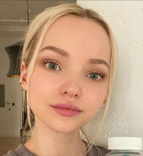 Dove Cameron No Makeup, Blonde Dove Cameron, Dove Cameron Lips, Dove Cameron Blonde, Dave Cameron, Dove Cameron Style, Ethereal Makeup, Dove Cameron, Super Clean