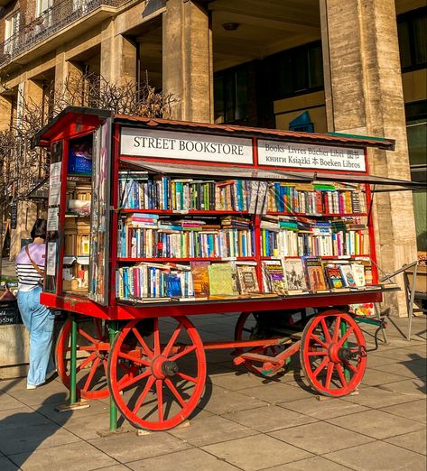 how cool is this tho Bookshop Ideas, Books Cafe, Bookstore Ideas, Bookstore Design, Library Project, Mobile Library, Library Bookcase, Book Cafe, Mobile Shop