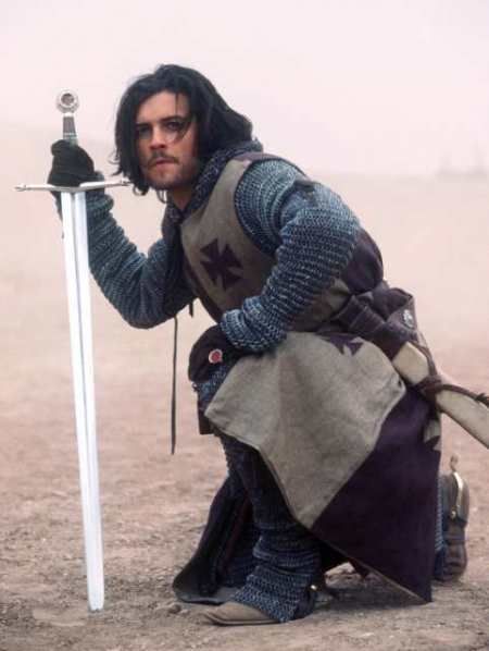 Orlando Bloom in 'Kingdom of Heaven' (2005). Costume design by Janty Yates. Heaven Movie, Beau Film, Crusader Knight, Liam Neeson, Kingdom Of Heaven, Orlando Bloom, Medieval Knight, Medieval Clothing, Fantasy Male