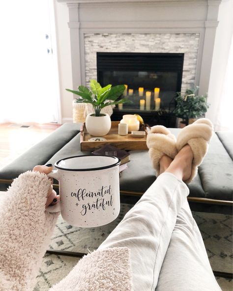 Spa House, Anniversaire Diy, Happy Sunday Quotes, Cozy Aesthetic, Instagram Ideas Photography, Coffee Photography, Aesthetic Coffee, Women's Slippers, Christmas Mood