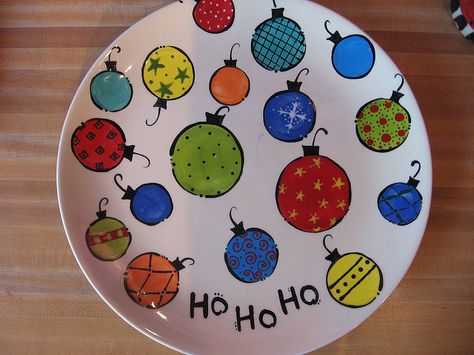 Diy Christmas Plates Sharpie, Christmas Plates Ideas, Pottery Painting Ideas Christmas, Christmas Pottery Painting Ideas, Christmas Plate Ideas, Christmas Pottery Painting, Diy Christmas Plate, Xmas Plates, Sharpie Plates