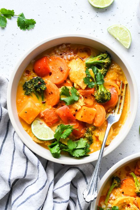 This one pot whole30 pumpkin coconut curry is an incredibly warming and satisfying meal that is easy enough to make any night of the week! Made with a rainbow of vegetables, canned pumpkin puree, coconut milk, curry paste, and chicken (or tofu for a vegan option!). Healthy, comforting, and minimal clean up since it’s made… Paleo Curry, Healthy Curry Recipe, Pumpkin Coconut, Make Ahead Salads, Dairy Free Soup, Pumpkin Curry, One Pot Chicken, Paleo Whole 30, Cooked Veggies