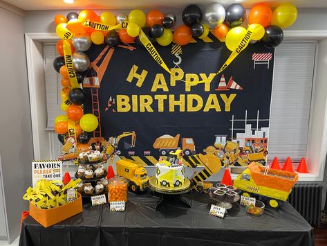 Jcb Cake, Truck Themed Birthday Party, Truck Party Decorations, Construction Themed Birthday Party, Construction Baby Shower, 3rd Birthday Boys, Construction Theme Birthday Party, Birthday Party Table Decorations, Construction Cake