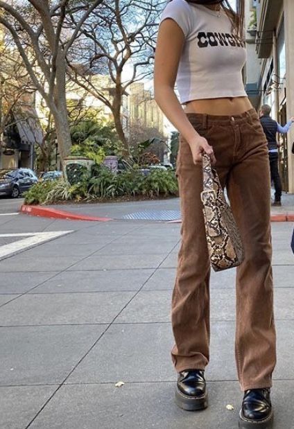 brown pants Vestiti Edgy, Mode Hipster, Looks Pinterest, Skater Girl Outfits, Populaire Outfits, Brown Outfit, Ținută Casual, Brown Pants, Indie Outfits