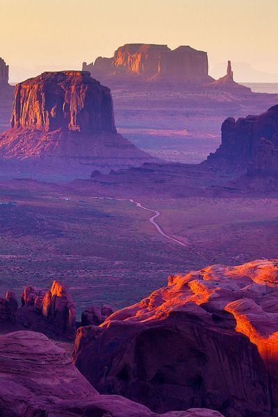 Hunts Mesa, Monument Valley, Arizona USA - You will find Hunts Mesa along the south-eastern edge of the monument valley. A trip to Hunts Mesa will see you experiencing panoramic views of the sandstone formations that can be seen in the distance. The area can only be accessed by travelling through the sand dunes that are to the north-east of the town Kayenta. Pride Diy, Diy Tableware, Candles Fragrance, Matka Natura, Lake Powell, North Cascades, Animal Painting, Bryce Canyon, Sewing Organization