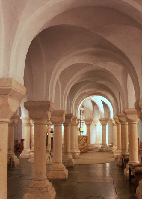 Romanesque architecture - The groin-vaulted crypt of Worcester Cathedral. Norman Architecture, Worcester Cathedral, Classic Style Interior, Romanesque Art, Byzantine Architecture, Romanesque Architecture, Cathedral Architecture, Roman Architecture, Cathedral Church