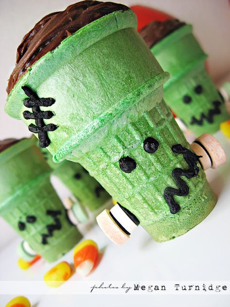 Frankenstein Treats for Halloween Frankenstein Craft, Cone Cupcakes, Cupcake Diaries, Postres Halloween, Recetas Halloween, Ice Cream Cone Cupcakes, Diy Halloween Treats, Diy Halloween Decor, Oreo Pops