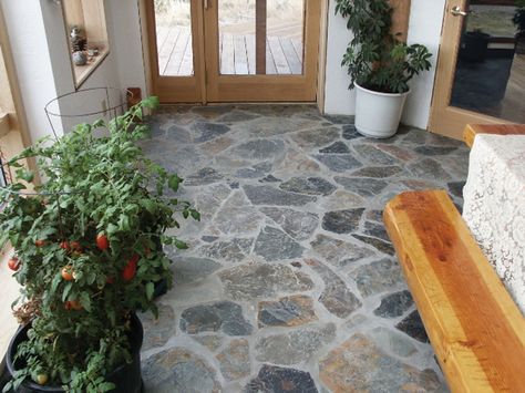 30 Floor Tile Designs For Every Corner of Your Home! Stone Entryway, Natural Stone Tile Floor, Best Flooring For Kitchen, Rock Floor, Stone Tile Flooring, Entryway Flooring, Deco Champetre, Modern Flooring, Flagstone Flooring