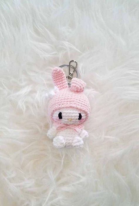 Crochet Desk Set Up, Crochet Keychain Easy Patterns, Mini Crochet Projects Key Chains, Free Crochet Patterns Amigurumi Animals Keychains, Cute Crochet Keychains, Cute Keychain Crochet, Crochet Amigurumi Keychain, Keychain Amigurumi, Hello Kitty Crochet