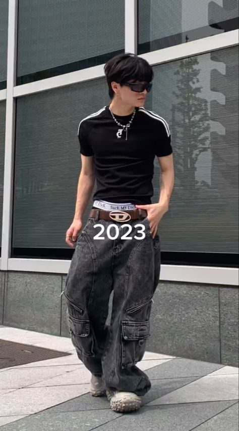 Acubi Men, Raver Outfit, Mens Y2k Fashion, Model Off Duty Style 90s, Y2k Fashion Street Styles, Raver Outfits, Black And Gold Outfit, Y2k Outfits Street Styles, Y2k Outfits Men