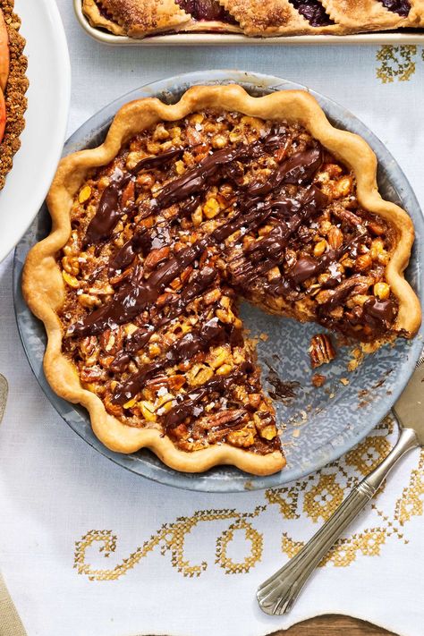 Nut Pie, Thanksgiving Pie Recipes, Best Pecan Pie, Pecan Pie Easy, Thanksgiving Pie, Easy Holiday Desserts, Easy Pie Recipes, Holiday Dessert Recipes, Thanksgiving Food Desserts