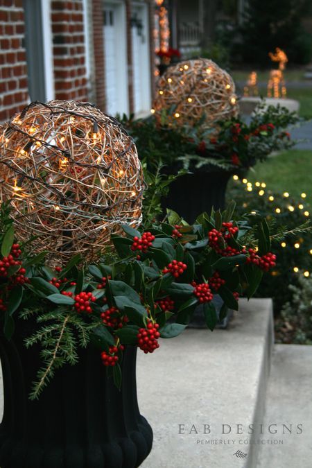 Christmas Urns, Outdoor Christmas Planters, Christmas Garden Decorations, Winter Planter, Christmas Planters, Light Garden, Christmas Porch Decor, Decoration Garden, Fairy Light