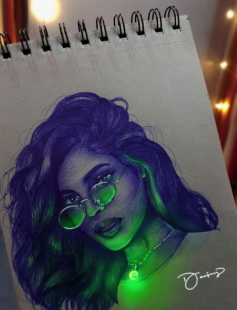 Glowing Sketches, Glow Sketch, Glowing Effect, Glow Art, Ball Drawing, Realistic Pencil Drawings, Glowing Art, Tattoo Design Book, Neon Glow