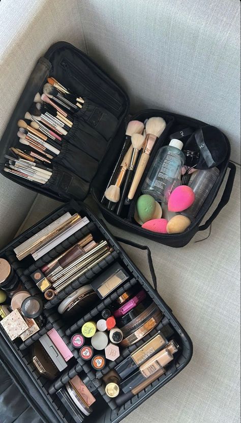 Dollar Store Makeup, Makeup Artist Career, Makeup Artist Kit Essentials, Makeup Artist Bag, Makeup Studio Decor, Rangement Makeup, خواتم خطوبة, Makeup Collection Goals, Makeup Artist Kit