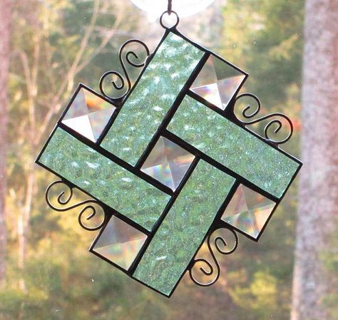 Celtic Stained Glass, Stained Glass Bevels, Stained Glass Patterns Free, Glass Suncatchers, Stained Glass Ornaments, Bullseye Glass, Stained Glass Window Hanging, Stained Glass Suncatchers, Stained Glass Christmas