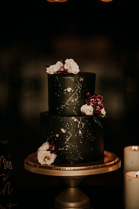 Black And Gold Wedding Cake, White And Gold Wedding Cake, Black And Gold Cake, Dark Wedding Theme, Black And Gold Wedding, Black Gold Wedding, Black Wedding Cakes, Marble Wedding, Dark Wedding