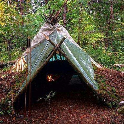 Bushcraft Shelter, Shtf Survival, Camping Shelters, Primitive Living, Bushcraft Skills, Primitive Survival, Bushcraft Gear, Bush Craft, Wild Camping