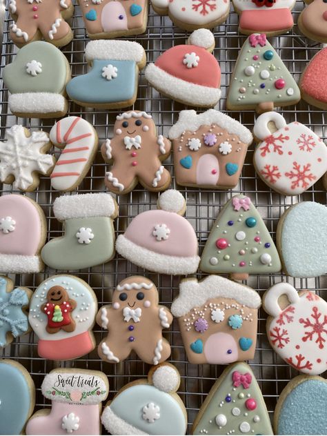 Advent calendar mini cookies Mini Christmas Royal Icing Cookies, Mini Royal Icing Cookies, Mini Christmas Cookies Decorated, Mini Christmas Cookies, Cookies Decoration, Advent Ideas, Xmas Baking, Ornament Cookies, Clear Ornaments