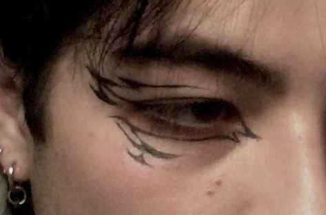 close up of cyber sigilism eye make up Asymmetrical Eye Makeup, Male Eyeliner Looks, Nonbinary Eyeliner, Masc Grunge Makeup, Cyberpunk Eye Makeup, Male Eye Makeup, Cybersigilism Makeup, Easy Eyeliner Looks, Male Eyeliner