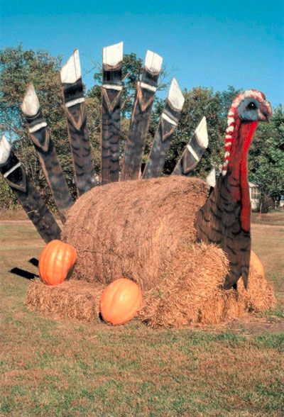 Hay, let’s celebrate - Neil Sperry's GARDENS Turkey Hay Bale, Hay Bale Turkey, Hay Bale Halloween, Halloween Hay Bale, Hay Bale Fall Decor, Hay Bale Fall, Hay Bale Decor, Bail Of Hay, Hay Bale Decorations