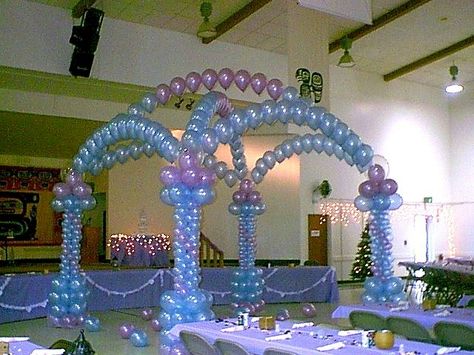 Small balloon canopy to dance under during a wedding. Balloon Canopy, Balloon Dance, Deco Ballon, Small Balloons, Balloon Crafts, Diy Balloon Decorations, Balloon Arrangements, Balloon Sculptures, Balloon Columns