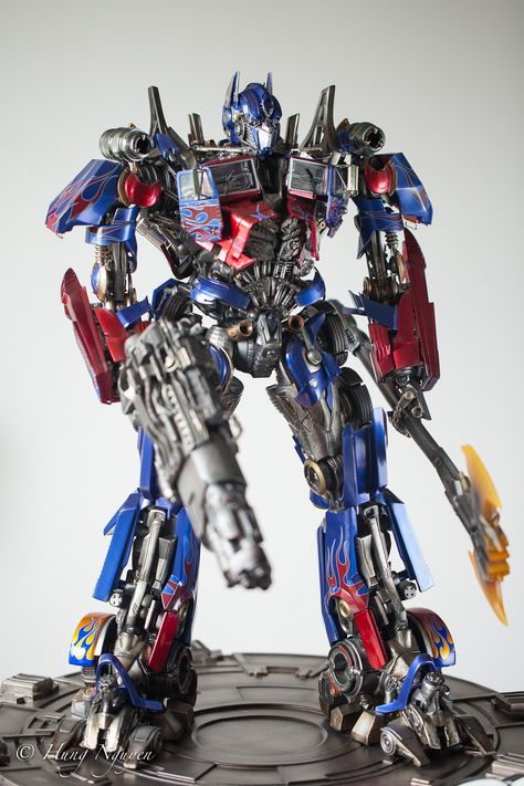 Transformers: Dark of The Moon - Optimus Prime Statue/Maquette by Prime 1 Studio - Sideshow Collectible Optimus Prime G1, Nemesis Prime, Optimus Prime Wallpaper Transformers, Optimus Prime Wallpaper, Transformers Film, Optimus Prime Transformers, Prime Movies, Orion Pax, Transformers 4