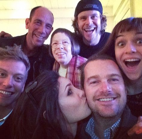 Miguel Ferrer, Linda Hunt, Eric Christian Olsen, Renée Felice Smith, Chris O'Donnell, Daniela Ruah, Barrett Foa Ncis Los Angeles Cast, Ncis Characters, Renée Felice Smith, Group Selfie, Ncis Cast, Kensi Blye, Ncis New, Eric Christian Olsen, Daniela Ruah