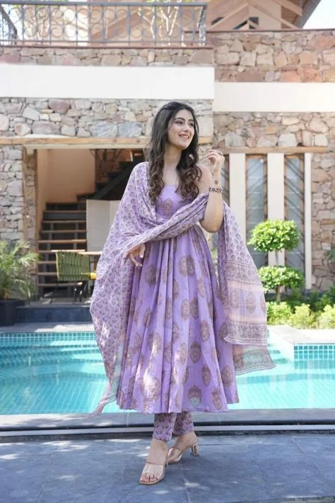 Normal Suit Design Women, Anarkali Suit Poses Women, Poses On Anarkali Dress, Salwar Suit Poses, Anarkali Photoshoot Poses, Anarkali Suit Pattern, Indian Poses, Informal Clothes, Farewell Decorations