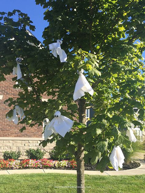 Halloween Tree Ghosts | Fun Craft for Kids Tree Ghosts, Ghost Ideas, Yard Ghosts, Diy Halloween Tree, Diy Ghost Decoration, Outdoor Ghosts, Diy Halloween Ghosts, Halloween Tree Decorations, Diy Tree Decor