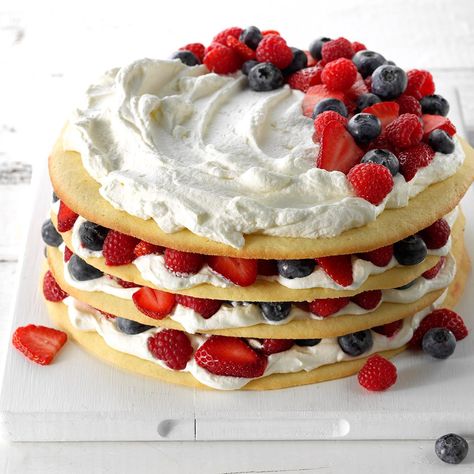 Berries & Cream Torte Mac Recipes, Fruit Deserts, Berry Desserts, Memorial Day Desserts, Fruity Dessert, Berries And Cream, July Desserts, Chocolate Meringue, Dog Biscuit