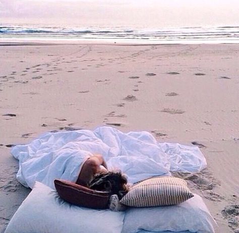 There's nothing quite like laying in a bed made on sand watching the stars come out.. Lev Livet, Beach Please, Into The Wild, Beach Bum, Beach Vibe, Summer Of Love, Tahiti, 그림 그리기, Beach Life